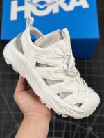 Hoka One One Hopara 户外机能山地凉鞋 #鞋型从外观就给人强烈的户外机能感，粗犷率性的厚底设计，继承了 Hoka One One 跑鞋 Dna