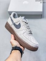 公司级带半码耐克nike Air Force 7 空军一号低帮百搭休闲运动板鞋。柔软、弹性十足的缓震性能和出色的中底设计，横跨复古与现代的外型结合，造就出风靡全
