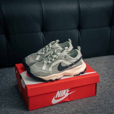 核心私 Nike Tc 7900 新款老爹鞋 注入非凡时尚气息 塑就高雅外观 耐穿合成材质搭配柔软丝绒 该鞋款保留了挚爱的加垫鞋口 柔软泡绵缓震配置 和抓附力十