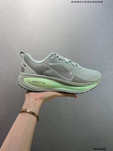 公司级Nike Vomero 18 耐克 舒适减震防滑 低帮跑步鞋 全掌Reactx泡绵中底 前掌和后跟还配备了Air Zoom气垫单元 据说跑起来更快更舒适哦