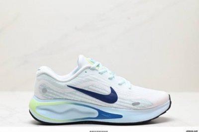 公司级nike Journey Run 2024跑步鞋 使用了新型的缓震材料 脚感偏韧 后跟有加厚的海绵填充 鞋子前掌和后掌做了加宽设计 增加了跑步时的稳定性