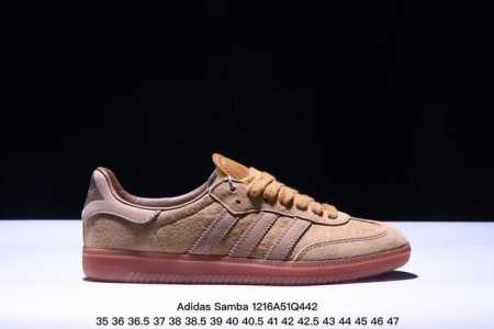 Adidas Samba Mig 材质方面更是只能用奢华一词来形容 首先使用优质皮革进行打底 其次在鞋头位置采用麂皮面料 再度巩固整双鞋款的质感氛围 最后就连内 - 点击图像关闭