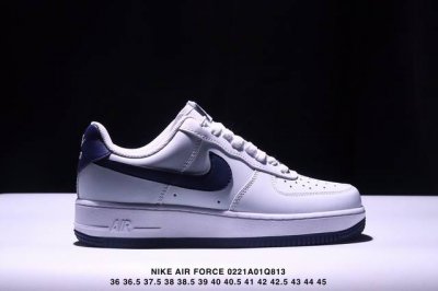 130真标耐克Nike Air Force 1“07空军一号低帮百搭休闲运动板鞋。柔软、弹性十足的缓震性能和出色的中底设计，横跨复古与现代的外型结合，造就出风靡
