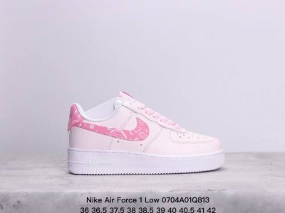 公司级耐克nike Air Force 1 Low 空军一号低帮百搭休闲运动板鞋。柔软、弹性十足的缓震性能和出色的中底设计，横跨复古与现代的外型结合，造就出风靡