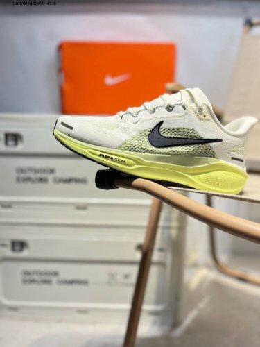 Nk Air Zoom pegasus 41 登月跑鞋 登月41代超轻网面跑步鞋 脚跟区域营造出色舒适度，而在鞋底部分，搭载全掌型Zoom Air配置耐克网面透
