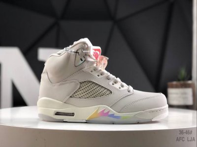 300 公司级带半码Air Jordan 5 Cny "Year Of The Snake" 这款「蛇年」主题的Air Jordan 5采用大面积骨白色皮革打造