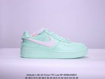 公司级ambush X Nk Air Force 7 Low Sp 空军一号联名标志性的swoosh延伸至鞋跟之外 鞋舌和鞋垫上印有ambush品牌标志 整体简