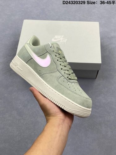 耐克Nike Air Force 1’07空军一号低帮百搭休闲运动板鞋。柔软、弹性十足的缓震性能和出色的中底设计，横跨复古与现代的外型结合，造就出风靡全球三十多