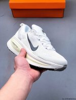 Nike Air Zoom Vomero 18 缓震透气休闲慢跑鞋 新版Vomero结合全新Zoomx和Reactx泡绵 提供双重缓震效果 铸就非凡迈步体验 0