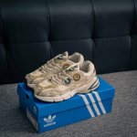 核心私 Adidas Originals Astir 复古单品 这款Adidas Astir 慢跑鞋,助你向世界展示自己的态度。灵感源自00年代的亮眼跑鞋,金属