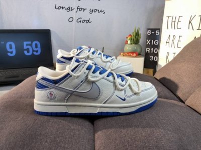 nike Sb Dunk Low 蛇年高端定制 推出蒙口联名款 。鞋身小青龙分布在列，蛇皮纹路清晰 与蛇年完美相映，双色鞋带搭配，完美的颜色搭配,再垫上具有“抗