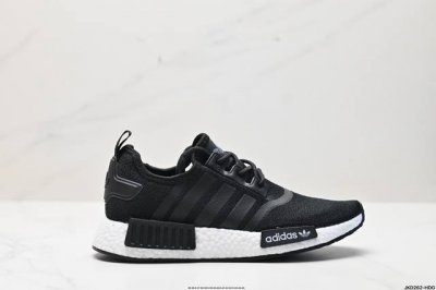 公司级ad Boost Nmd R1 经典跑鞋系列全新配色 弹力针织鞋面 原装高弹boost颗粒大底 缓震性能卓越 体质轻盈且抗冲击 整双鞋子的透气性和舒适度完