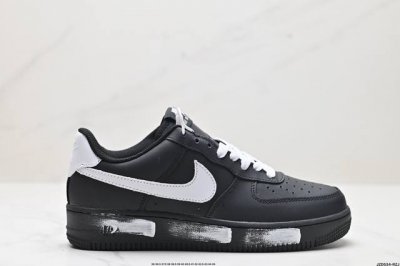公司级耐克nike Air Force 7 空军一号低帮百搭休闲运动板鞋。柔软、弹性十足的缓震性能和出色的中底设计，横跨复古与现代的外型结合，造就出风靡全球三十