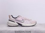 Nike 耐克 V2K Run 减震防滑 复古低帮跑步鞋 超火复古跑鞋，采用太空革组合呼吸网眼布鞋面材质，搭载正确4层组合底模，嵌入tpu加固稳定模块,双层md