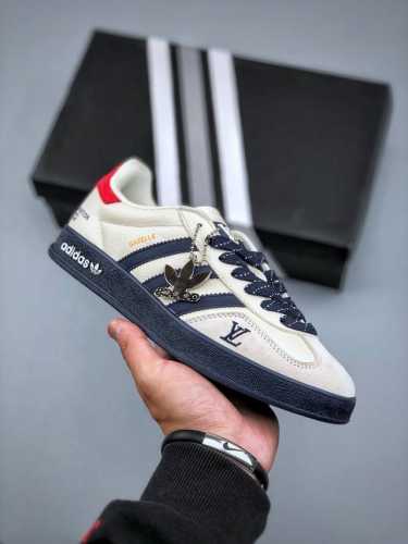 定制版 Adidas Originals Samba Og X Louis Vuitton 米灰深蓝配色 此款以简约大方的造型设计，给人以随性休闲的时尚格调，穿