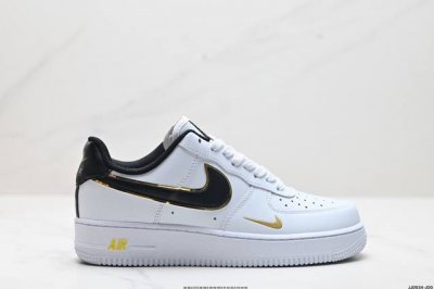 真标耐克nike Air Force 7空军一号低帮百搭休闲运动板鞋。柔软、弹性十足的缓震性能和出色的中底设计，横跨复古与现代的外型结合，造就出风靡全球三十多年