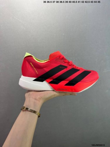 公司级Adidas Adizero Adios 阿迪超轻透气缓震跑鞋 整体外观造型与Adizero Adios Pro Evo 1非常相似 中底配置方面搭载全掌
