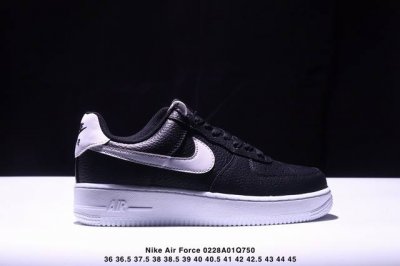 真标耐克Nike Air Force 1“07空军一号低帮百搭休闲运动板鞋。柔软、弹性十足的缓震性能和出色的中底设计，横跨复古与现代的外型结合，造就出风靡全球三