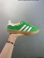 公司级Adidas Originals Gazelle Indoor 绿色 此款鞋延续了橡胶外底和经典款式的传统。全新的网格布和标志性的3条纹采用明亮的对比色，