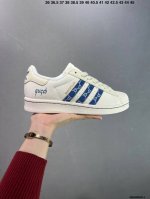 公司级Ad Originals Superstar 经典复古贝壳头板鞋 J P9300 诞生于1969年 是第一双将全皮面鞋 身与橡胶鞋头结合在一起的低帮篮球鞋
