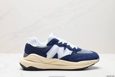 真标new Balance Nb5740系列 凭借多种严选的优质素材重塑出让人耳目一新又充满层次感的革新中低结构。为呼应90年代的巨大化潮流，鞋侧也点题采用了相