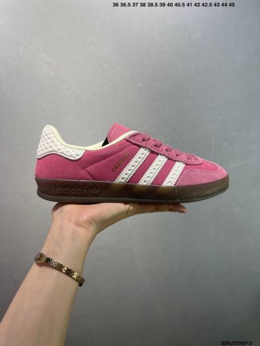 阿迪达斯 Adidas Originals Gazelle Indoor复古三叶草防滑透明橡胶板鞋经典运动鞋。这款经典鞋,忠于原版设计,缀撞色三条纹和鞋跟饰片。