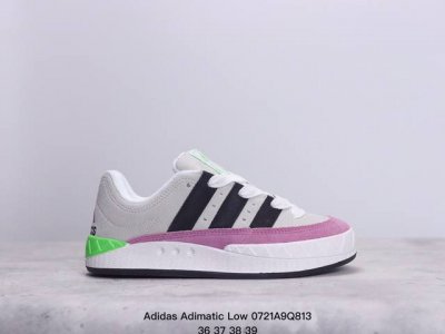 真标adidas Adimatic Low 马蒂奇系列低帮 复古鲨鱼面包鞋运动休闲滑板板鞋 整个鞋面由色彩艳丽的麂皮制成 搭配品牌标志性大尺寸三条纹 Logo