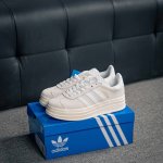 核心私 Adidas Gazelle Bold W 三叶草复古防滑耐磨低帮板鞋 鞋款采用柔软的绒面革和耐用的皮革衬里融合在橡胶外底上 货号：Hq6893 尺码：