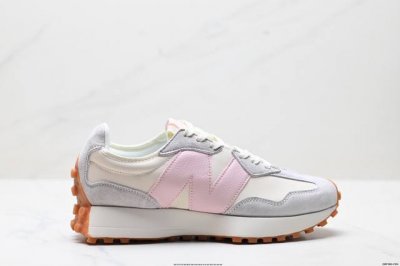 真标New Balance Ms327 复古休闲运动慢跑鞋 以更纯粹的复古风格设计打造的全新造型 侧身还以解构设计 将 N 字标志以做旧压花样式呈现 官方货号: