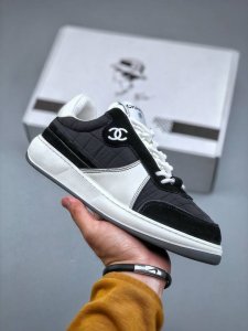 外贸版本 C5 Chanel 香奈儿羊毛呢滑板鞋 独家包装 独家男鞋磨具 市场第一家做到47码 24款经典款最新配色 黑白色 鞋面采用羊京拼接太空布 五金配件大
