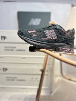 new Balance 2010系列复古老爹风休闲鞋 #采用轻质牛剖革拼接透气网眼衬垫织物鞋面材质 T-Beam大底提供足步弓支撑，保持步态稳定 后跟搭载外露缓