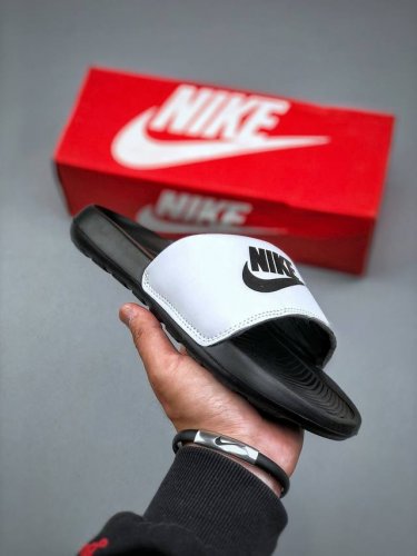 Nike Victori One Slide print Mix 系列夏季沙滩运动防滑一字潮流拖鞋简约清爽的夏季必备单品 焕新升级经典必备设计 轻松驾驭海滩和球