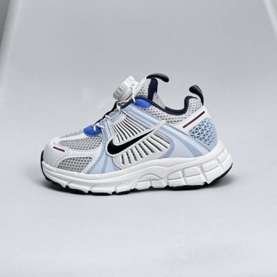 nike Zoom Vomero 5子复古运动鞋融蕴时尚风范和丰富层次感，缔造运动鞋佳选，助你轻松型出范，开辟独属于自己的路。鞋款采用多层设计，融入织物与合成材
