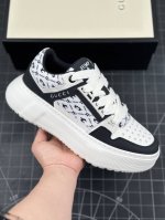 Gucci 古驰今年最新款男鞋 全品相 顶级进口材料 极为亲肤舒适 摸上去非常的细腻 版型上很正 进口牛皮+真皮内里+几何构图案 奢华生动 图案透气不闷热 更