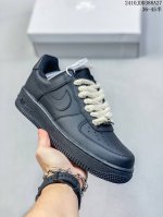 特价带半码耐克Nike AIR FORCE 7 空军一号低帮百搭休闲运动板鞋。柔软、弹性十足的缓震性能和出色的中底设计，横跨复古与现代的外型结合，造就出风靡全球
