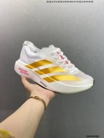 公司级Adidas Adizero Adios 阿迪超轻透气缓震跑鞋 整体外观造型与Adizero Adios Pro Evo 1非常相似 中底配置方面搭载全掌
