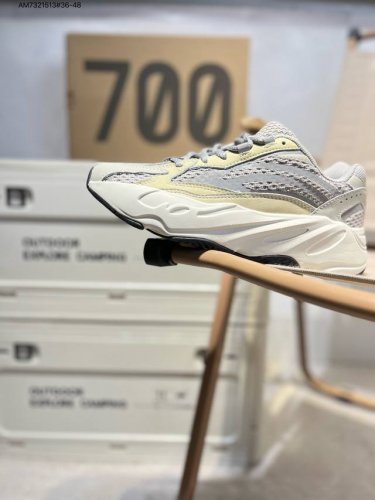 公司级真爆 阿迪达斯Adidas Yeezy 700V2 “Teal Blue 椰子700V2复老古爹鞋。延续了爹老鞋粗犷风格与复廓古形，继承Yeezy 700