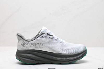 公司级小红书推荐Hoka M Clifton 9 全新配色 这个品牌来自于新西兰的毛利语，Hoka表示大地，One One表示飞越，连起来就是飞越地平线，One