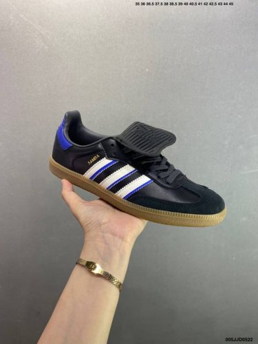 adidas Originals Samba Long Tongue Shoes 白色 此款鞋延续了橡胶外底和经典款式的传统 优质绒面革鞋面和标志性的3条纹采用