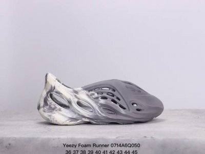 阿迪达斯 椰子鞋洞洞鞋foam外穿凉鞋防滑软底踩屎感夏款男女款凉拖鞋 酷似洞洞鞋的 Yeezy Foam Runner 更多实物照在网上曝光，今夏打算尝鲜的朋友