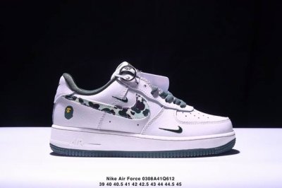 180 真标耐克Nike Air Force 1“07空军一号低帮百搭休闲运动板鞋。柔软、弹性十足的缓震性能和出色的中底设计，横跨复古与现代的外型结合，造就出风