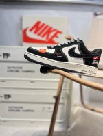 斯图西 X 耐克 Nike Air Force 1 '07空军一号 百搭休闲运动板鞋。柔软、弹性十足的缓震性能和出色的中底设计，横跨复古与现代的外型结合，造就出