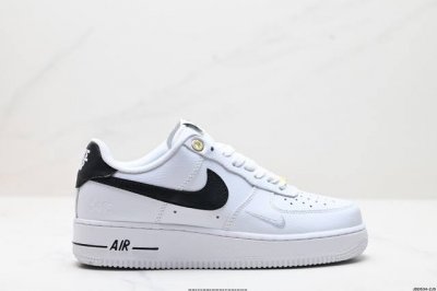 真标耐克Nike Air Force 1“07空军一号低帮百搭休闲运动板鞋。柔软、弹性十足的缓震性能和出色的中底设计，横跨复古与现代的外型结合，造就出风靡全球三