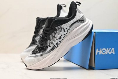 230 公司级小红书推荐M Skyflow 全新配色 这个品牌来自于新西兰的毛利语，Hoka表示大地，One One表示飞越，连起来就是飞越地平线，One On