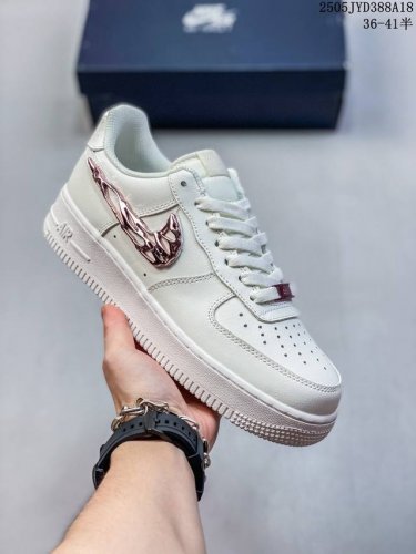 公司带半码 耐克Nike Air Force 1 07 空军一号低帮百搭休闲运动板鞋 柔软 弹性十足的缓震性能和出色的中底设计 横跨复古与现代的外结合 造就出风