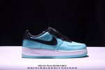 公司级耐克Nike Air Force 1“07空军一号低帮百搭休闲运动板鞋。柔软、弹性十足的缓震性能和出色的中底设计，横跨复古与现代的外型结合，造就出风靡全球