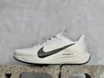 Xl版 Nike Reactx Pegasus Plus 5 飞马跑步鞋 登月兼顾迅疾外观和稳固脚感 后跟覆面和中足动态支撑巧妙融合 缔造稳定顺畅的迈步体验 z