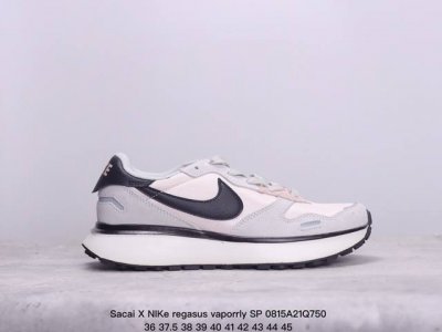 sacai X Nike Regasus Vaporrly Sp 华夫三代3.0走秀 ，鞋身材质由翻毛皮和透气网纱共同打造。熟悉的解构手法、重叠swoosh、双