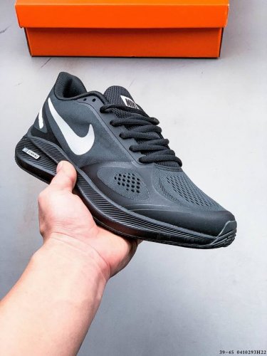 耐克Nike Air Zoom Structure 7X 网面透气跑鞋 原装组合大底 采用透气网眼鞋面搭配外翻式鞋口，为脚跟区域营造出色舒适度，而在鞋底部分，搭