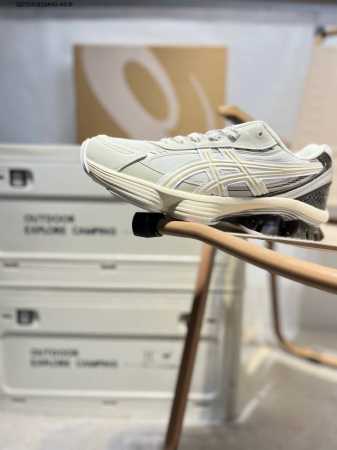 Asics Gel-Kinetic亚瑟士经典跑鞋 如今机能风和户外风吹得正劲，便是主打“Urban Outdoor机能越野风格”，城市和户外场景都能轻松应对。关 - 点击图像关闭